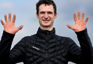 Roztomilost sama. Adam Ondra ukázal, jak se syn Hugo potatil. Dvouletý klučina už také umí zdolat stěnu