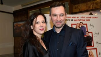 Ondřej Sokol má dvě děti s krásnou herečkou. Nyní randí s o 21 let mladší ženou