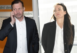 Dusno u soudu: Hanychová a Soukup se na sebe ani nepodívali, válka pokračuje