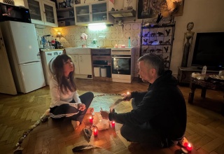 Zamilovaná Kaira Hrachovcová s přítelem odhalila soukromí: Vedle něžností se baví rituály přímo v kuchyni