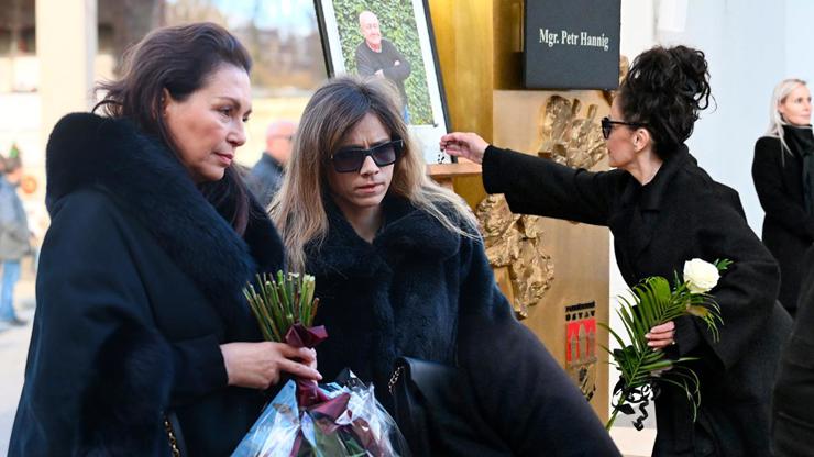 Nejdojemnější momenty z pohřbu Petra Hanniga: Lucie Bílá se neubránila slzám, syn Jan pronesl emotivní řeč
